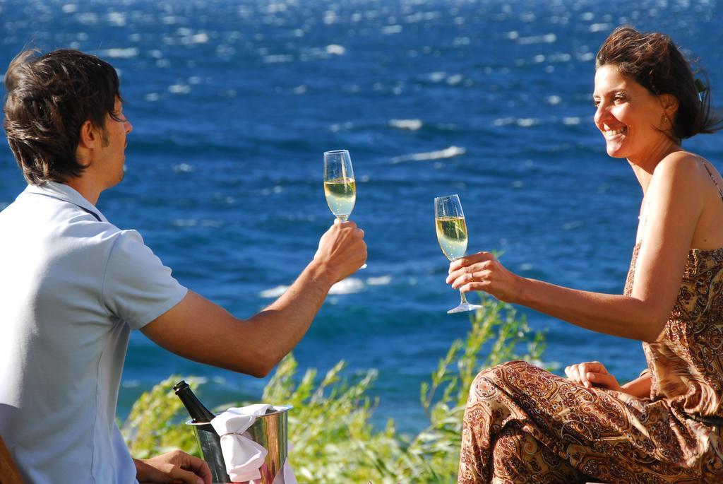 Alma Del Lago Suites & Spa San Carlos de Bariloche Exterior photo A couple drinking champagne