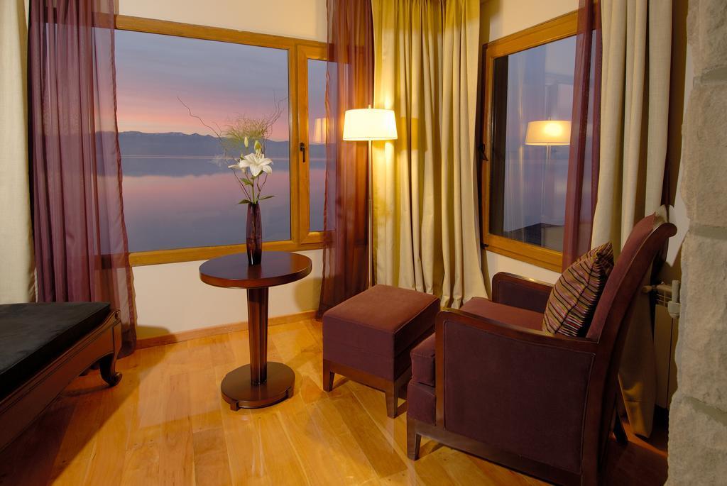 Alma Del Lago Suites & Spa San Carlos de Bariloche Exterior photo A room at the hotel