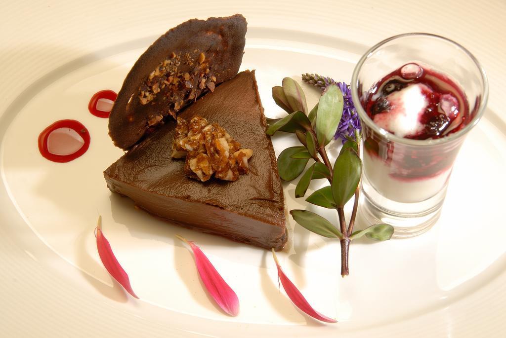 Alma Del Lago Suites & Spa San Carlos de Bariloche Exterior photo A chocolate dessert