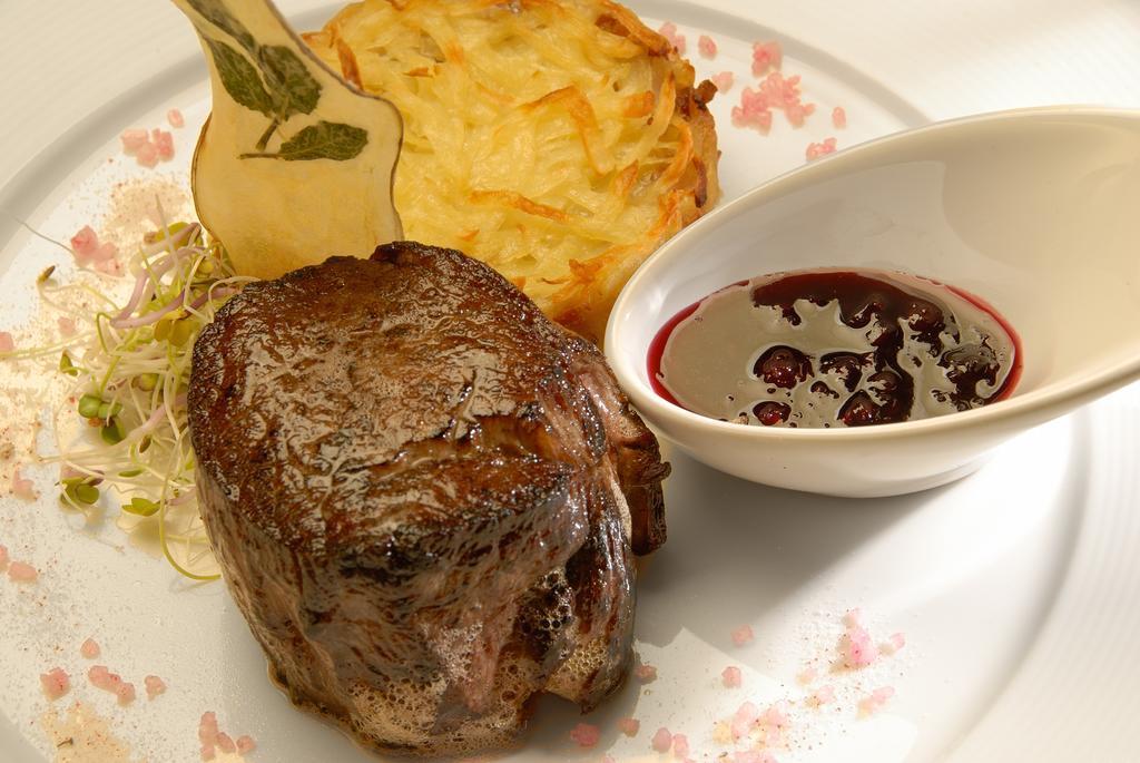 Alma Del Lago Suites & Spa San Carlos de Bariloche Exterior photo A steak with a potato and a sauce