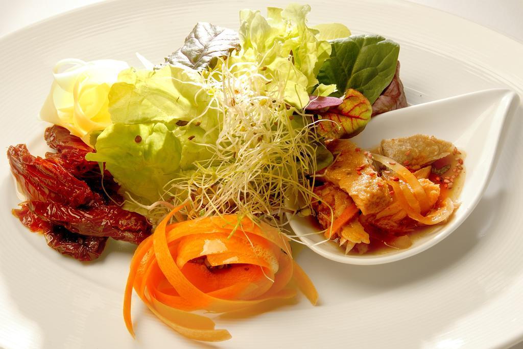 Alma Del Lago Suites & Spa San Carlos de Bariloche Exterior photo A salad with sprouted alfalfa