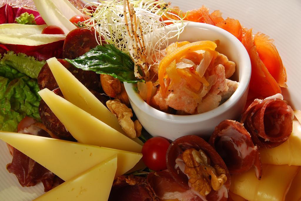 Alma Del Lago Suites & Spa San Carlos de Bariloche Exterior photo A salad with a small bowl of Thousand Islands dressing