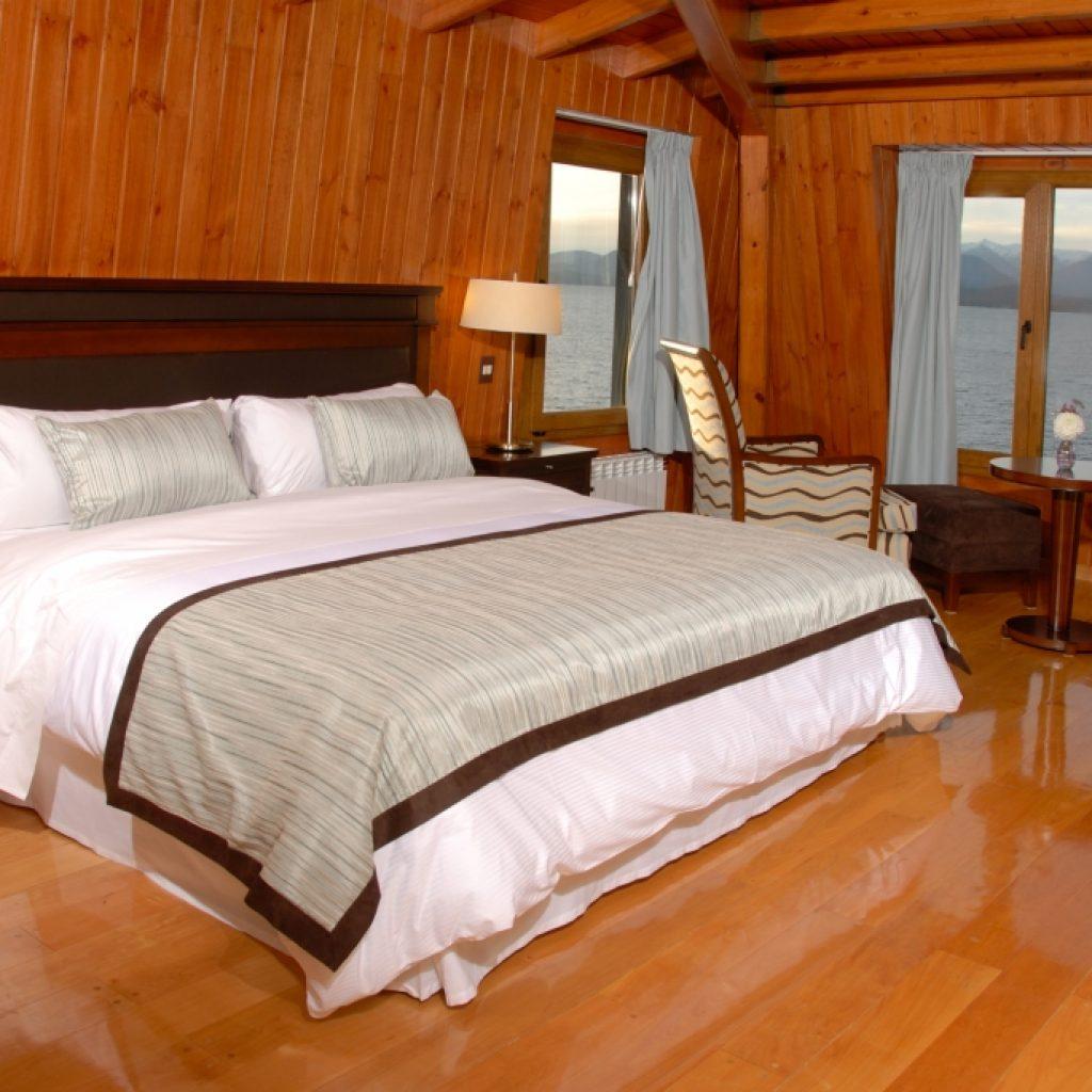 Alma Del Lago Suites & Spa San Carlos de Bariloche Exterior photo A bedroom in the hotel