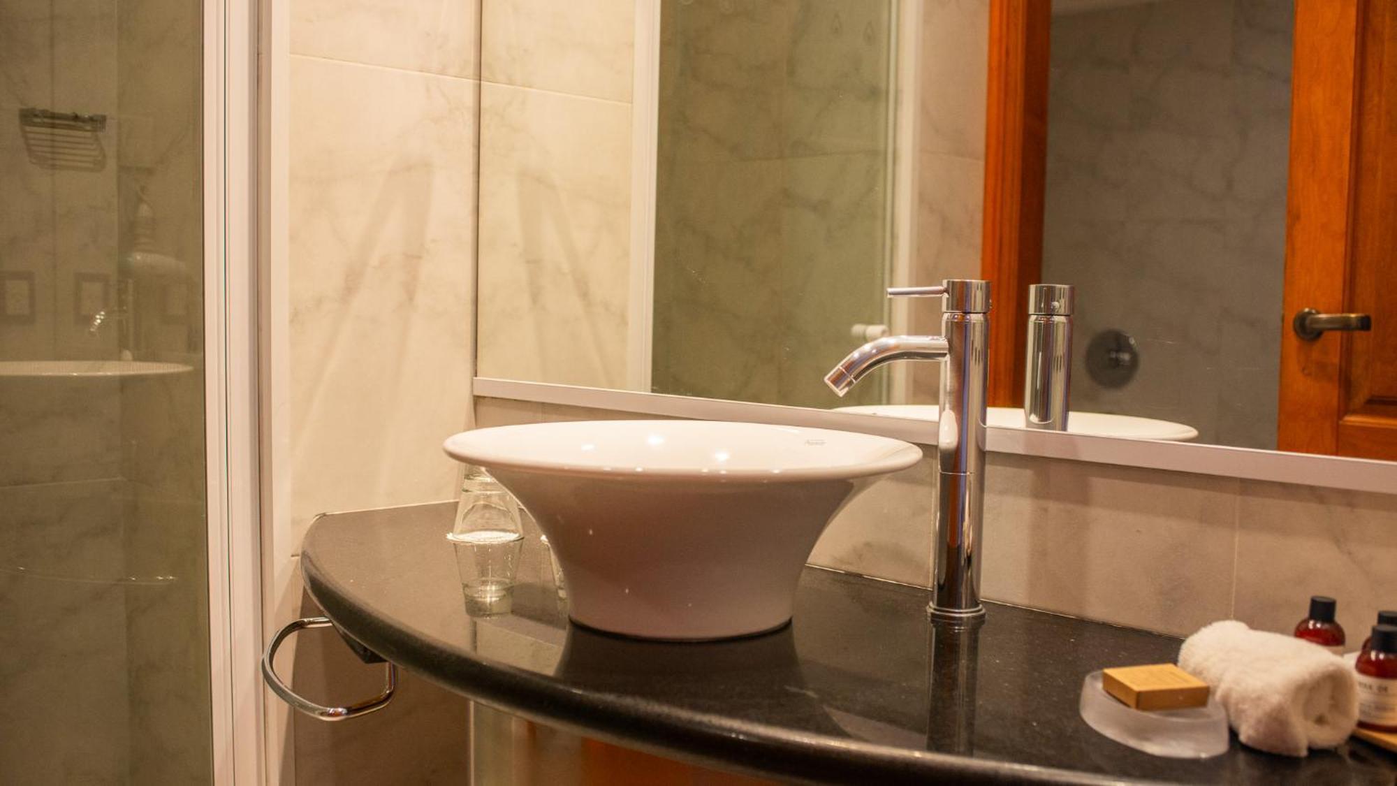 Alma Del Lago Suites & Spa San Carlos de Bariloche Exterior photo A washbasin