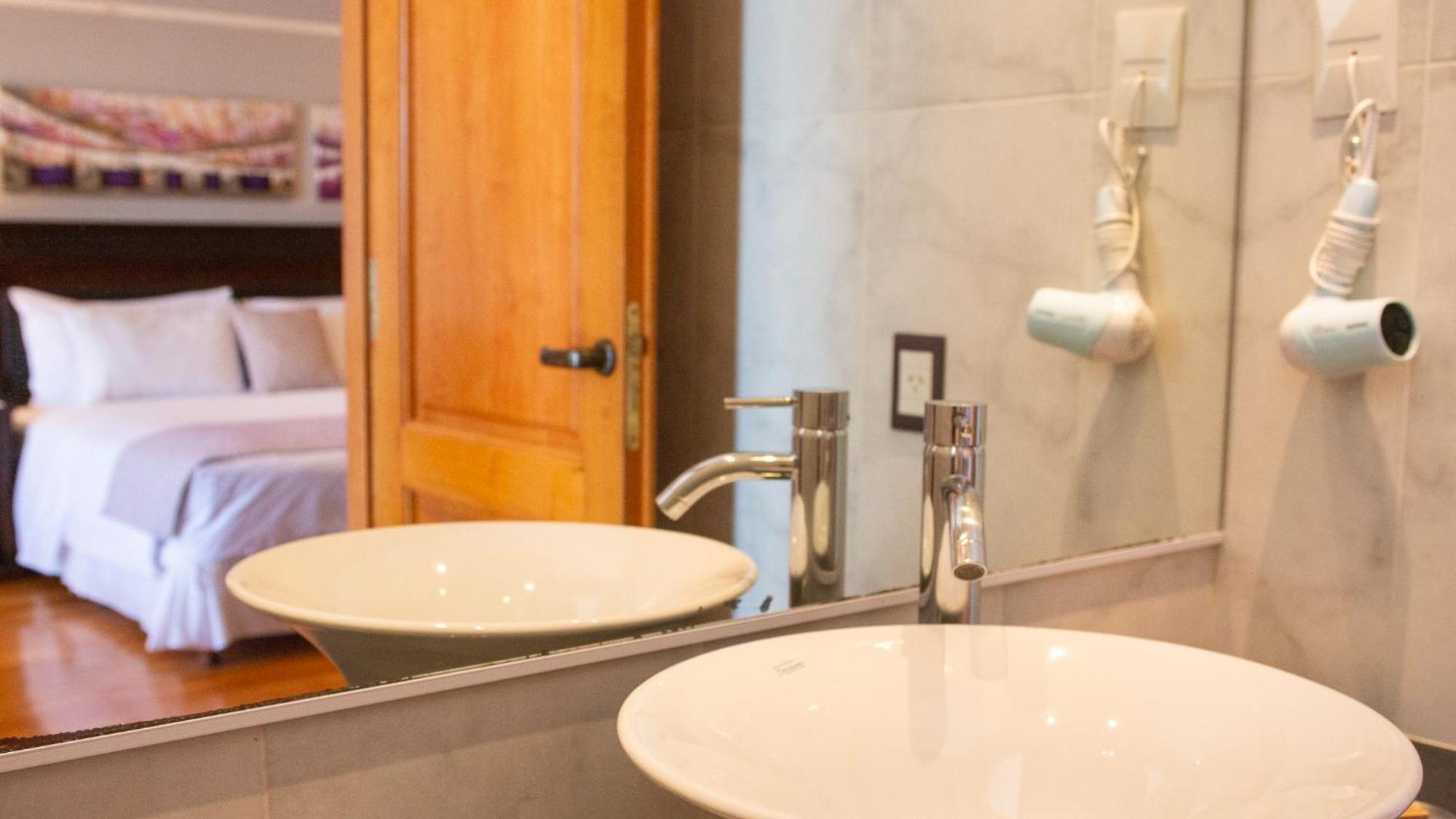 Alma Del Lago Suites & Spa San Carlos de Bariloche Exterior photo Bathroom