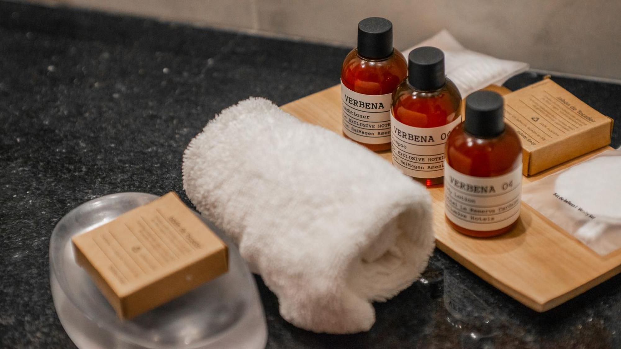 Alma Del Lago Suites & Spa San Carlos de Bariloche Exterior photo A selection of toiletries in a hotel bathroom