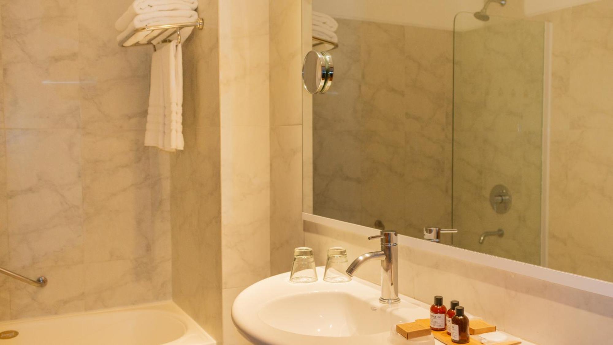 Alma Del Lago Suites & Spa San Carlos de Bariloche Exterior photo Bathroom