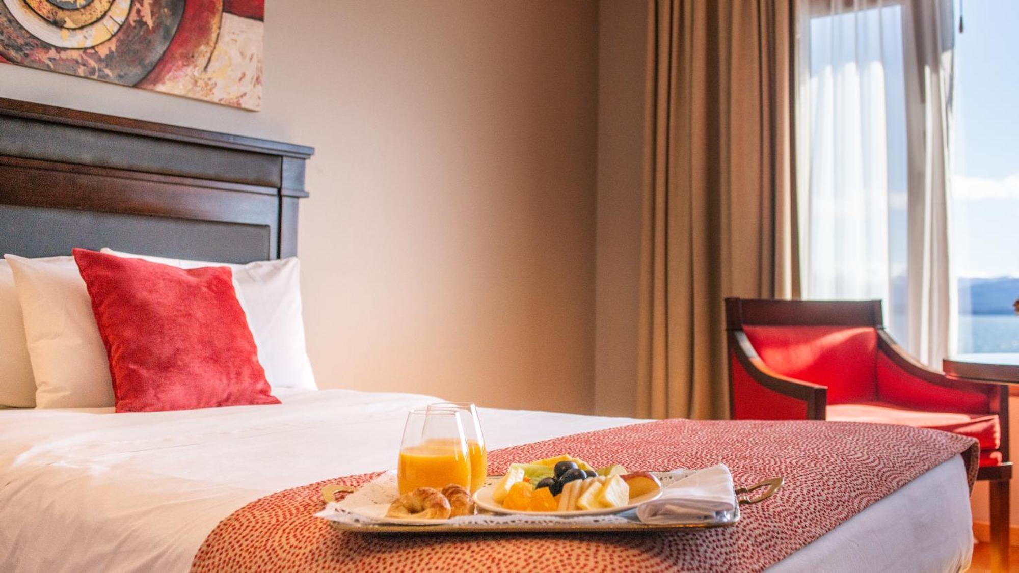 Alma Del Lago Suites & Spa San Carlos de Bariloche Exterior photo Room service