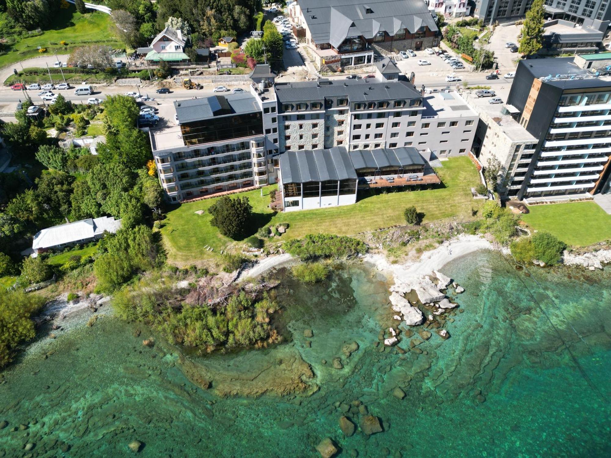 Alma Del Lago Suites & Spa San Carlos de Bariloche Exterior photo Aerial view of the hotel