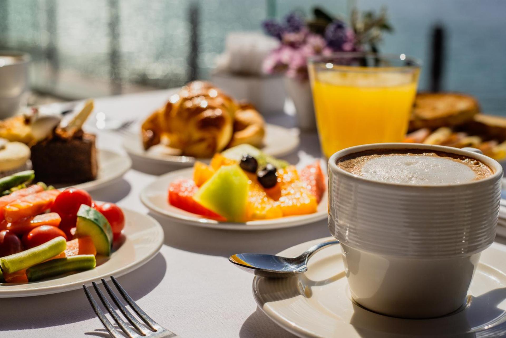 Alma Del Lago Suites & Spa San Carlos de Bariloche Exterior photo A continental breakfast