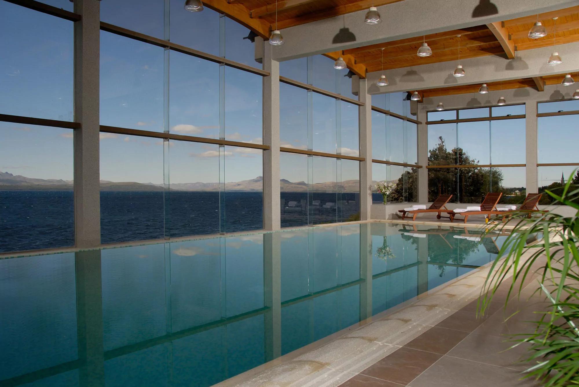 Alma Del Lago Suites & Spa San Carlos de Bariloche Exterior photo The pool at the hotel