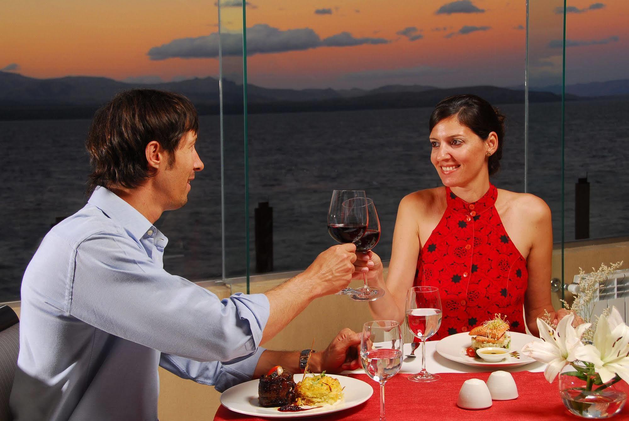 Alma Del Lago Suites & Spa San Carlos de Bariloche Exterior photo A couple dining together