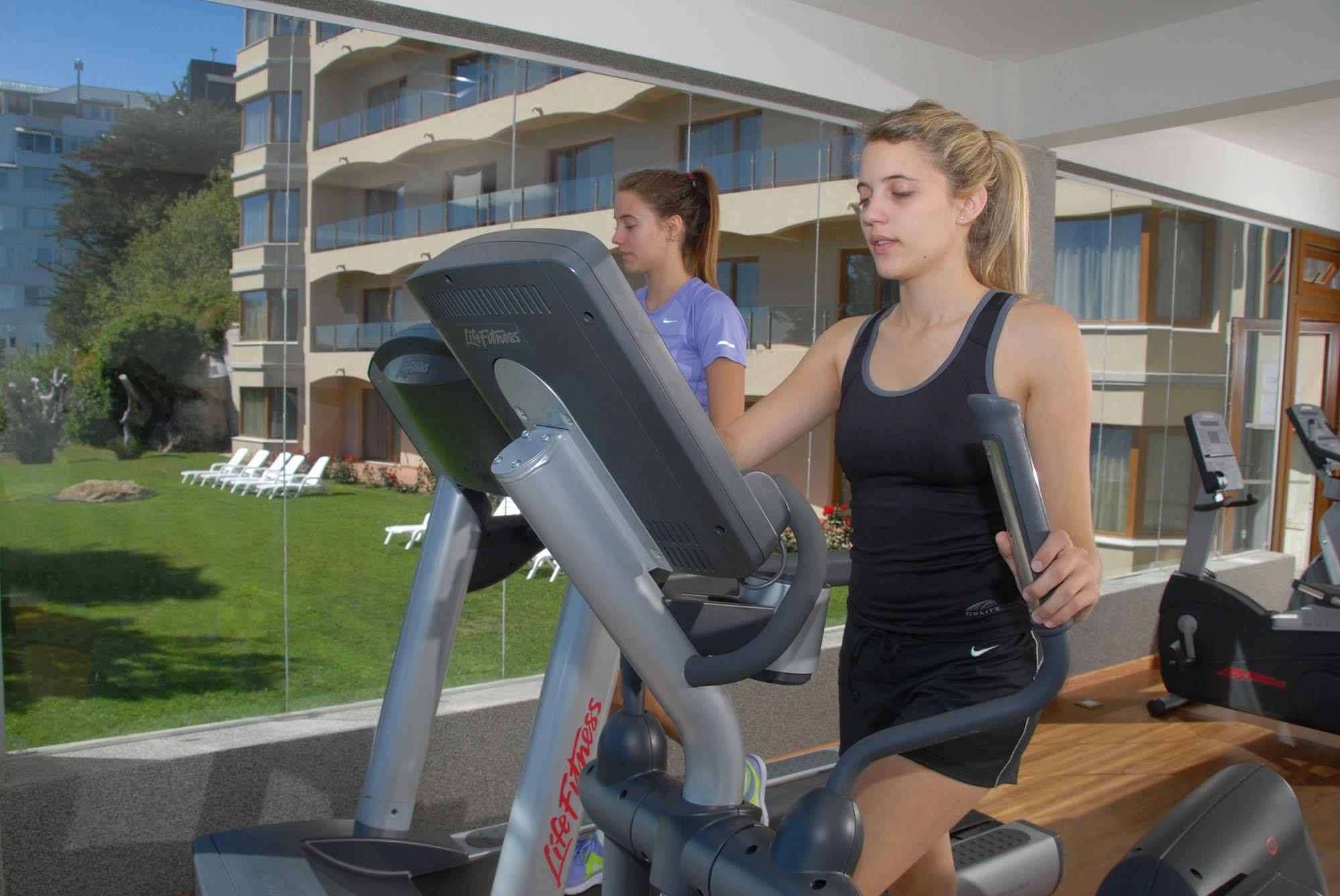 Alma Del Lago Suites & Spa San Carlos de Bariloche Exterior photo A woman on a cross trainer